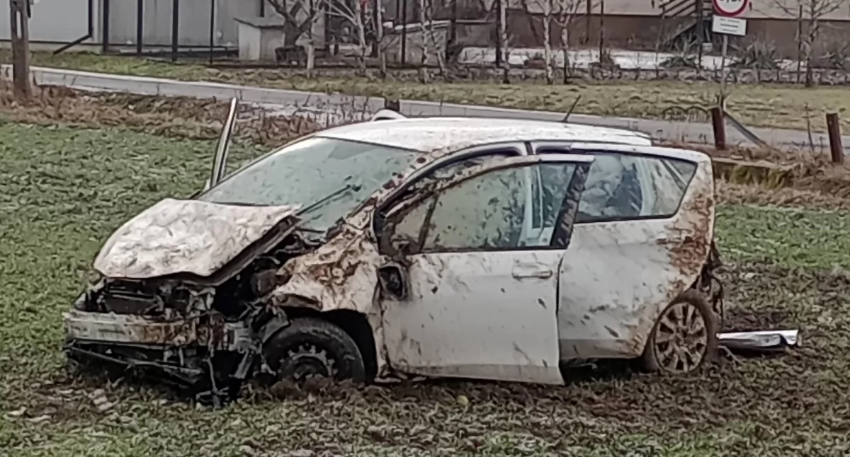 Wypadek w Cegielni. Samochód wypadł z drogi 