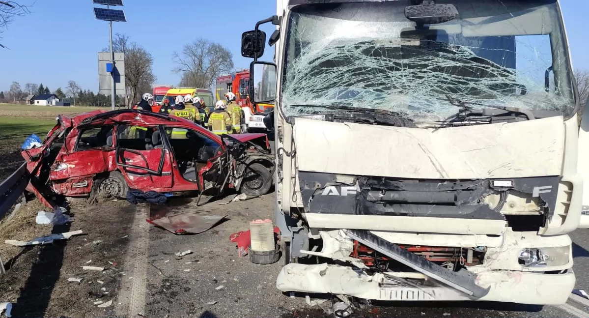 Osobówka czołowo zderzyła się z ciężarówką. Tragiczny wypadek w Bielsku!