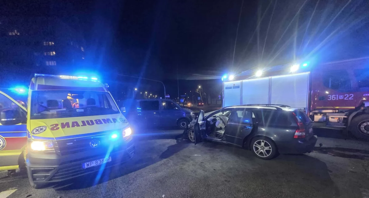 Radiowóz zderzył się z osobówką. Wypadek na skrzyżowaniu w Płocku