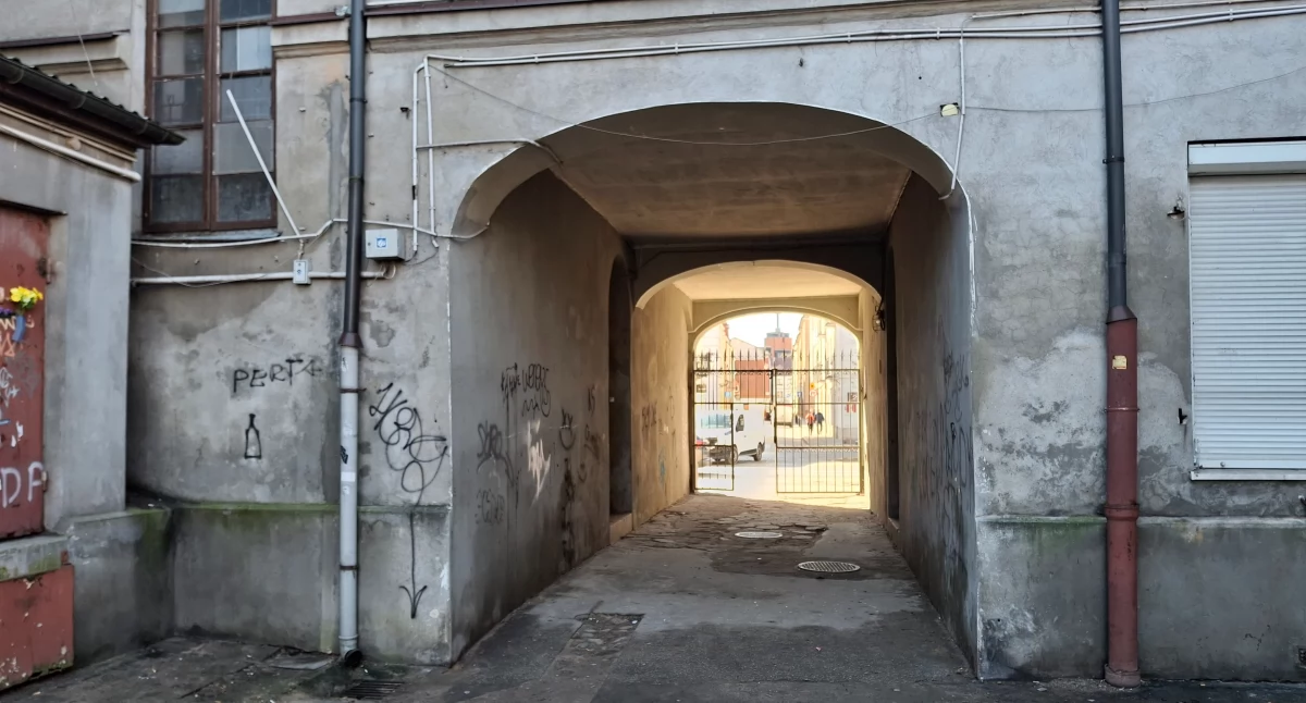 Znikną stare stajenki, powstanie nowa nawierzchnia. Jest zgoda na zmiany na Starym Mieście