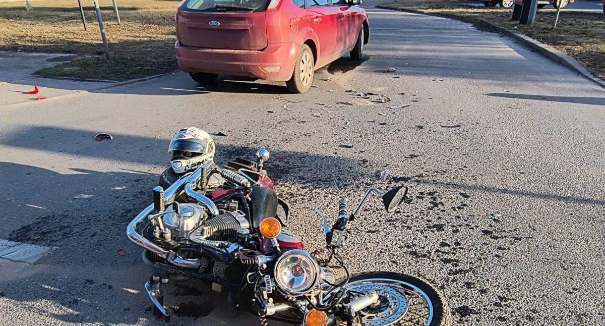 Kolejne zdarzenie na drogach Płocka. Na Otolińskiej kierowca Forda nie ustąpił pierwszeństwa motocykliście