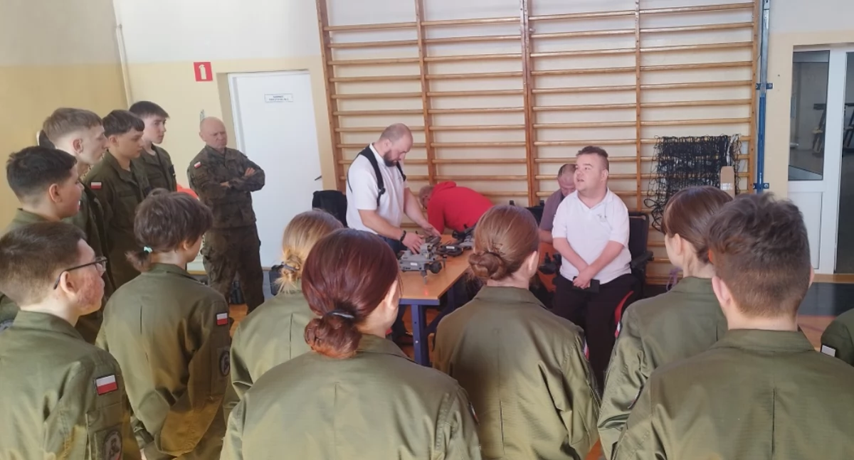 Młodzież uczyła się korzystać z dronów. Warsztaty dla uczniów Gostynińskiego Centrum Edukacyjnego 