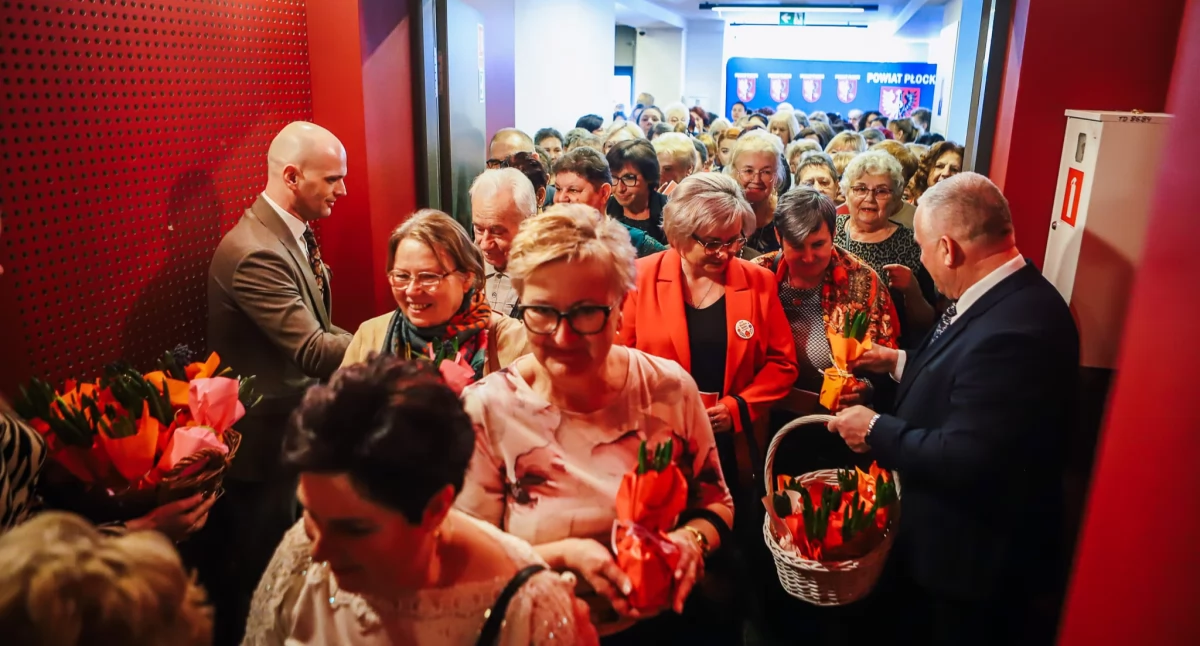 Dzień Kobiet w Płocku. Mieszkanki powiatu świętowały w teatrze