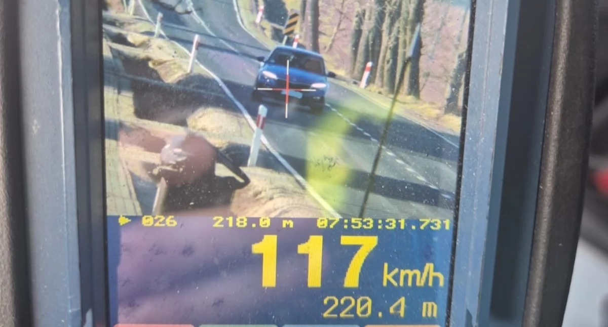 Pirat z Kalisza gnał w terenie zabudowanym 117 km/h. Zatrzymali go gostynińscy policjanci
