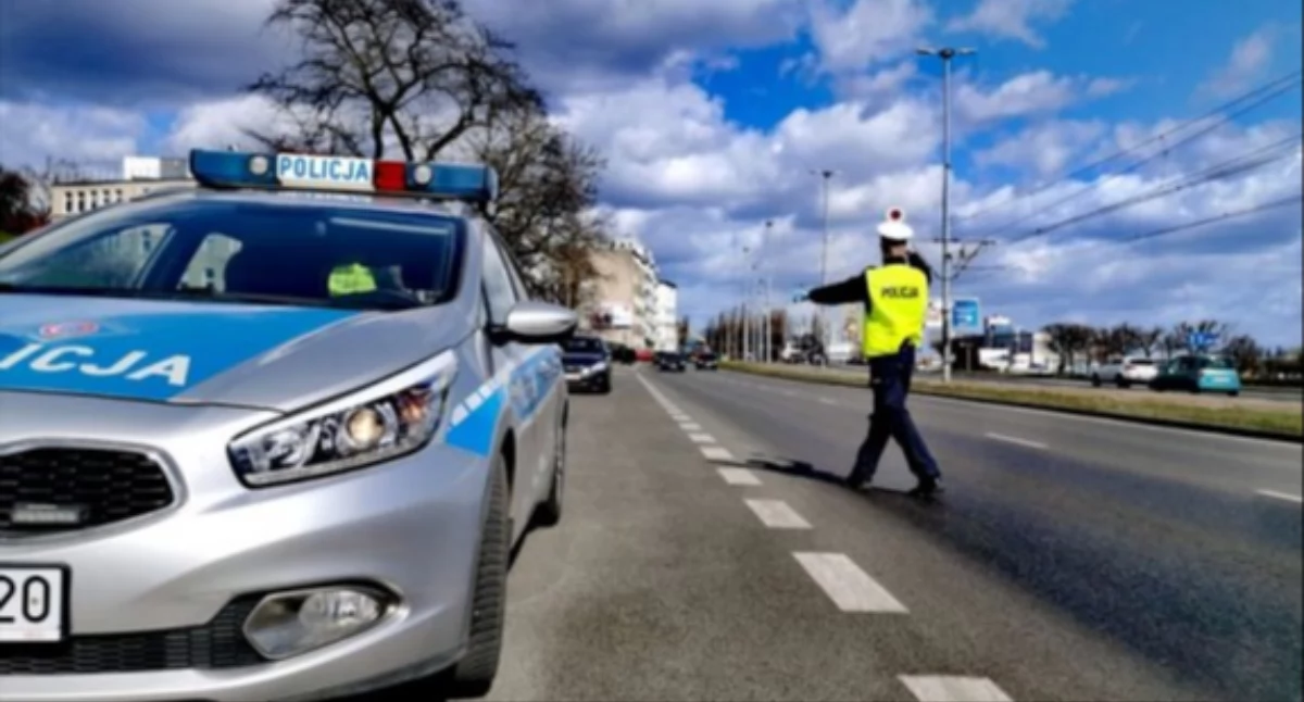 Na zmianę kierowali Toyotą na ulicach Płocka. Nietrzeźwi, bez uprawnień, z podejrzanymi substancjami i na niewłaściwej rejestracji… 