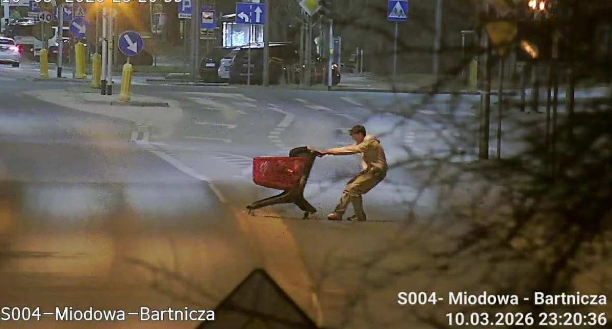 17-latek zabrał koleżankę na przejażdżkę... wózkiem sklepowym. Nocą, na ulicy, w centrum Płocka 