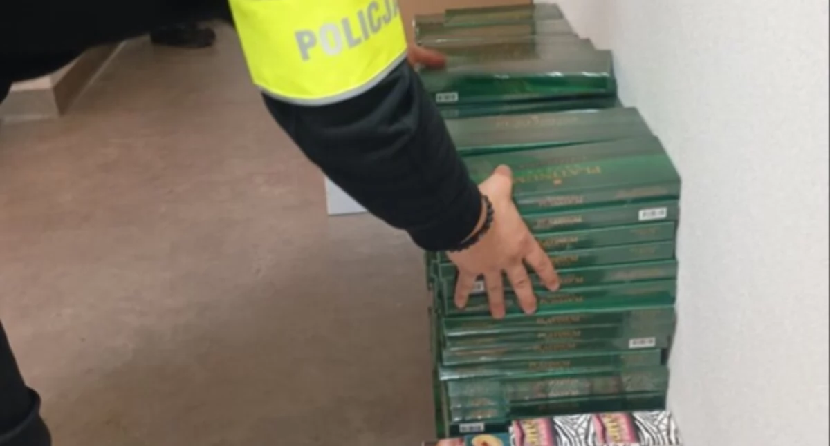  Akcja policji z Sierpca: Zatrzymali 53-latka. Miał 15 tysięcy paczek papierosów bez akcyzy