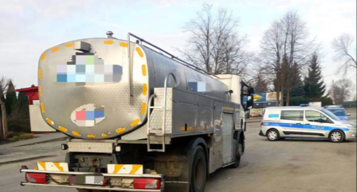 Mleczna droga w Radzanowie. Nietypowa wpadka kierowcy cysterny 