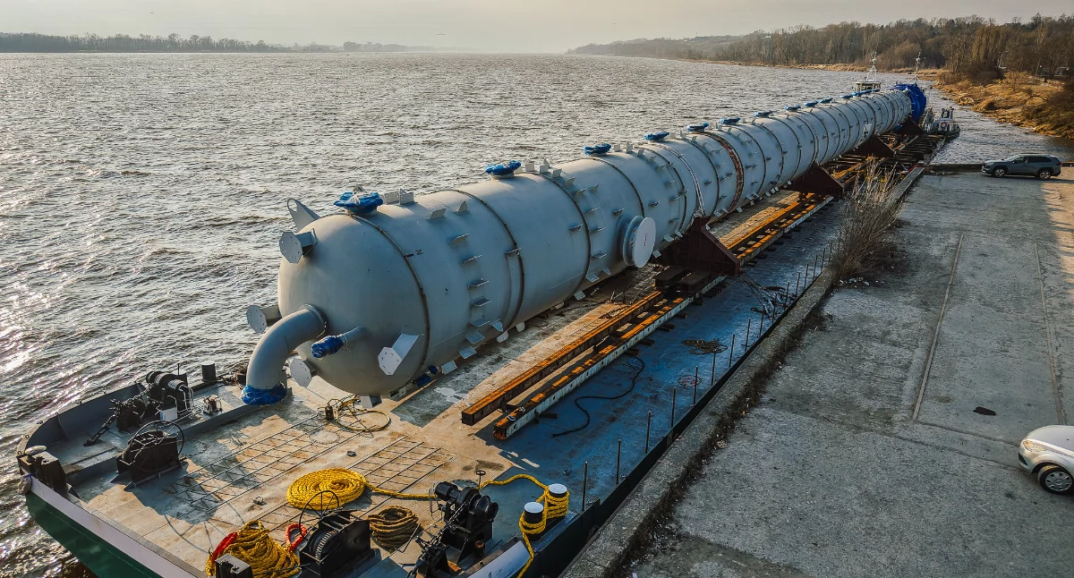 Gigantyczny transport w Płocku. Kolumny dla ORLENU dopłynęły Wisłą  [ZDJĘCIA]