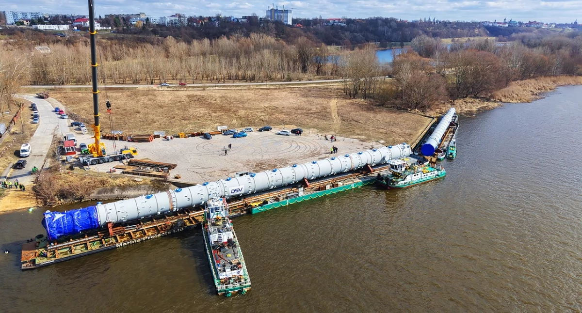 555 ton i nocna operacja. Tak transportuje się kolosy przez Płock