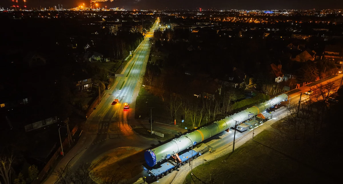 Tak wyglądał nocny transport kolumny do Orlenu. Zobacz zdjęcia z ulic Płocka  [FILM - ZDJĘCIA] 