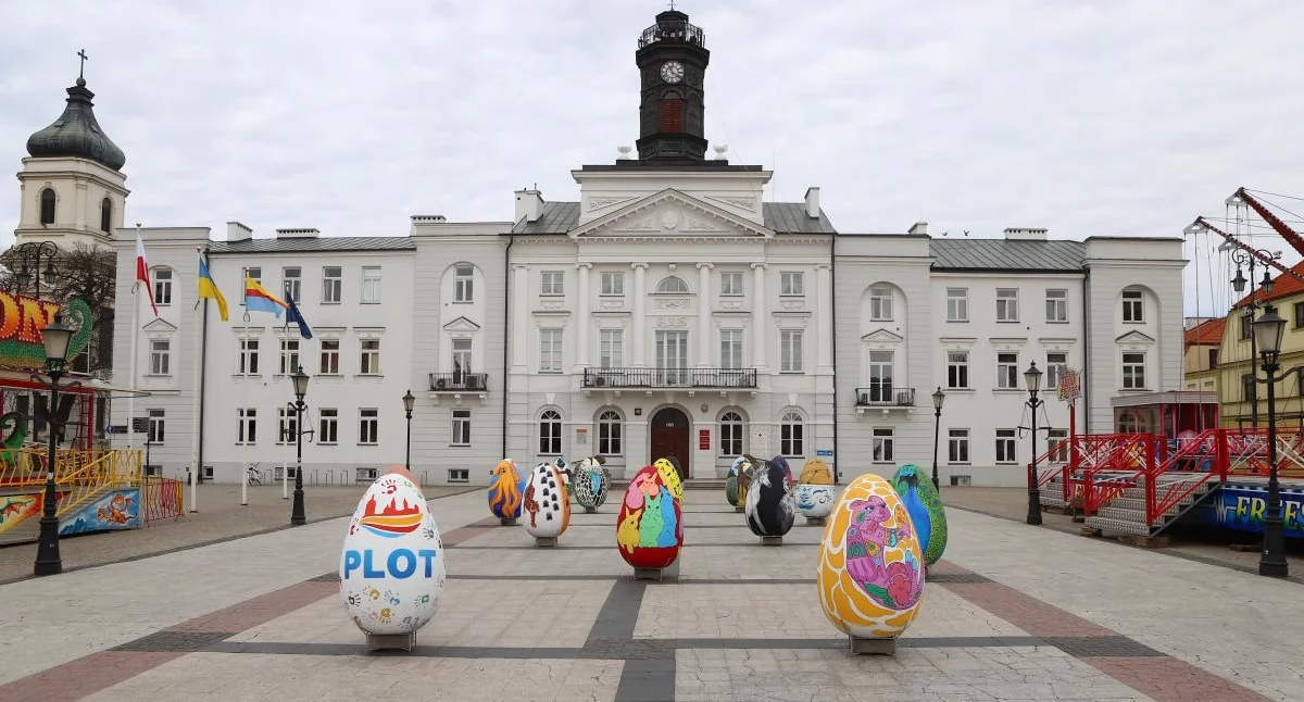 Wielkanoc w rozmiarze XXL! Na Stary Rynek w Płocku wjechały pisanki-giganty