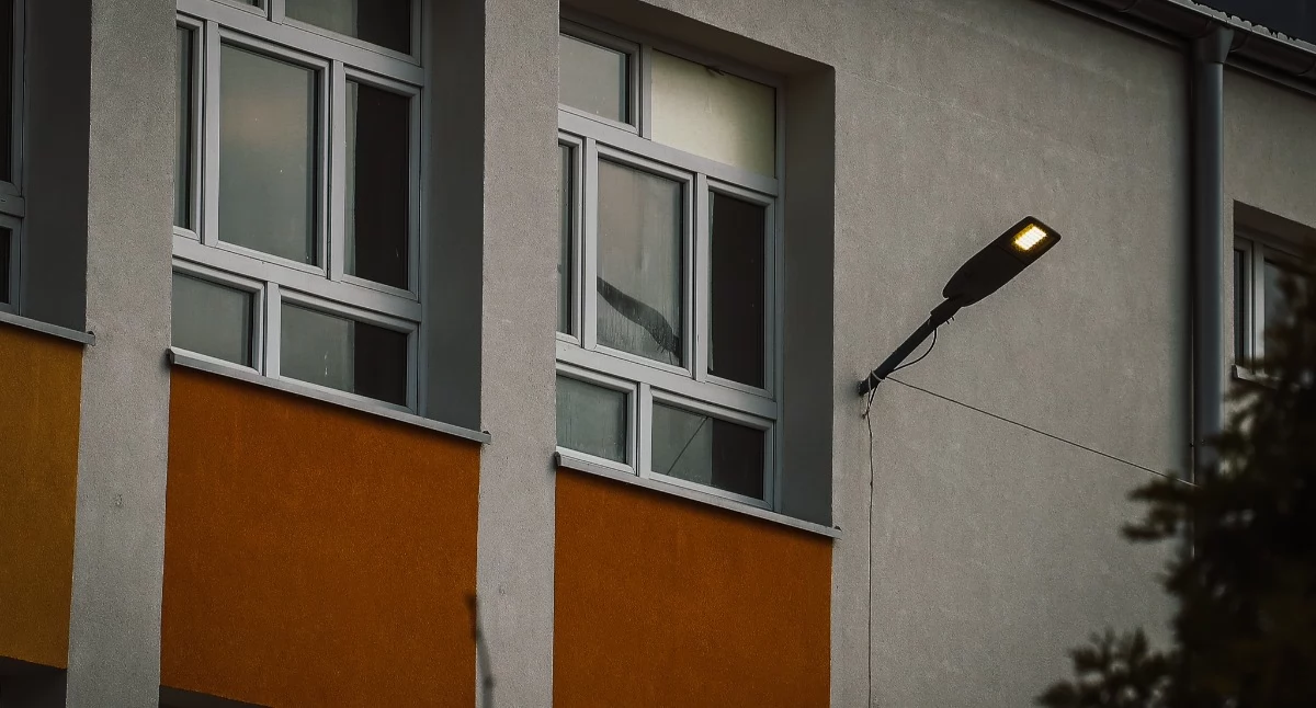 Płock, ul. Kossobudzkiego. Dlaczego latarnia świeci w ciągu dnia?