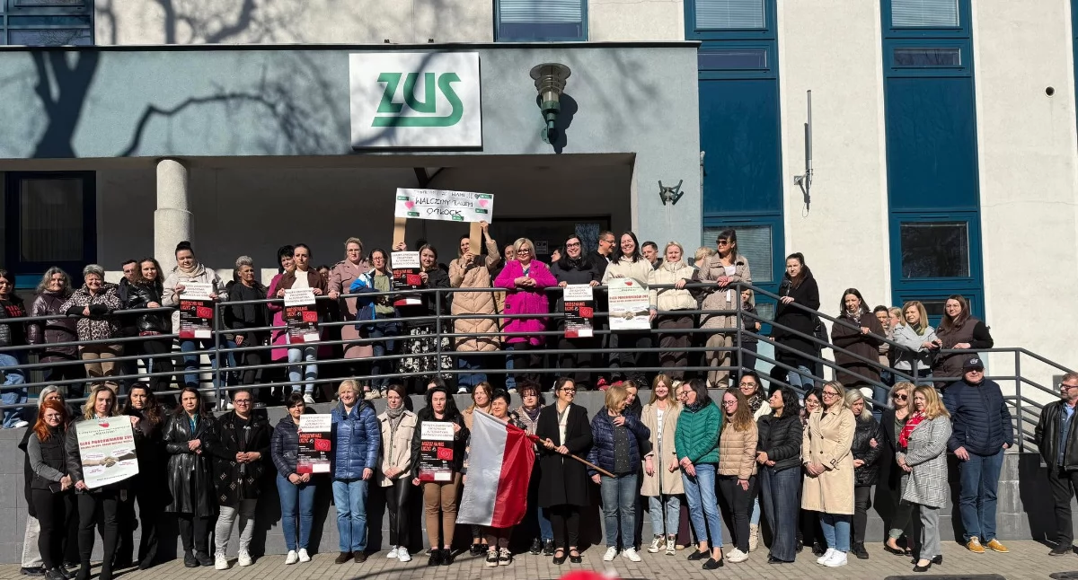 Pracownicy ZUS Oddział w Płocku dołączyli do protestu. Chodzi o podwyżki 