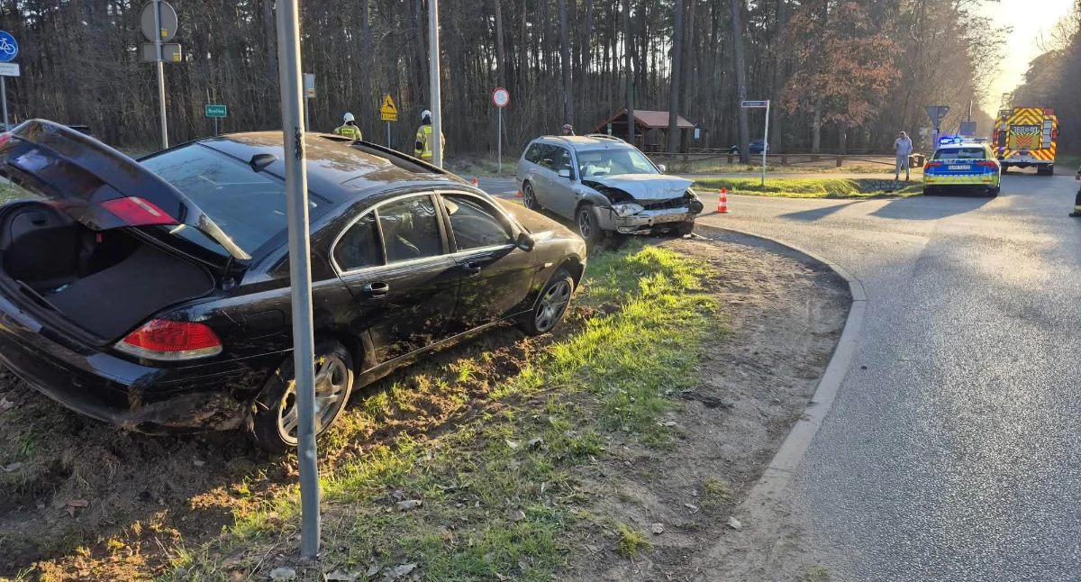 Wypadek w Brwilnie. Pijany kierowca BMW a kierowca Forda bez uprawnień 