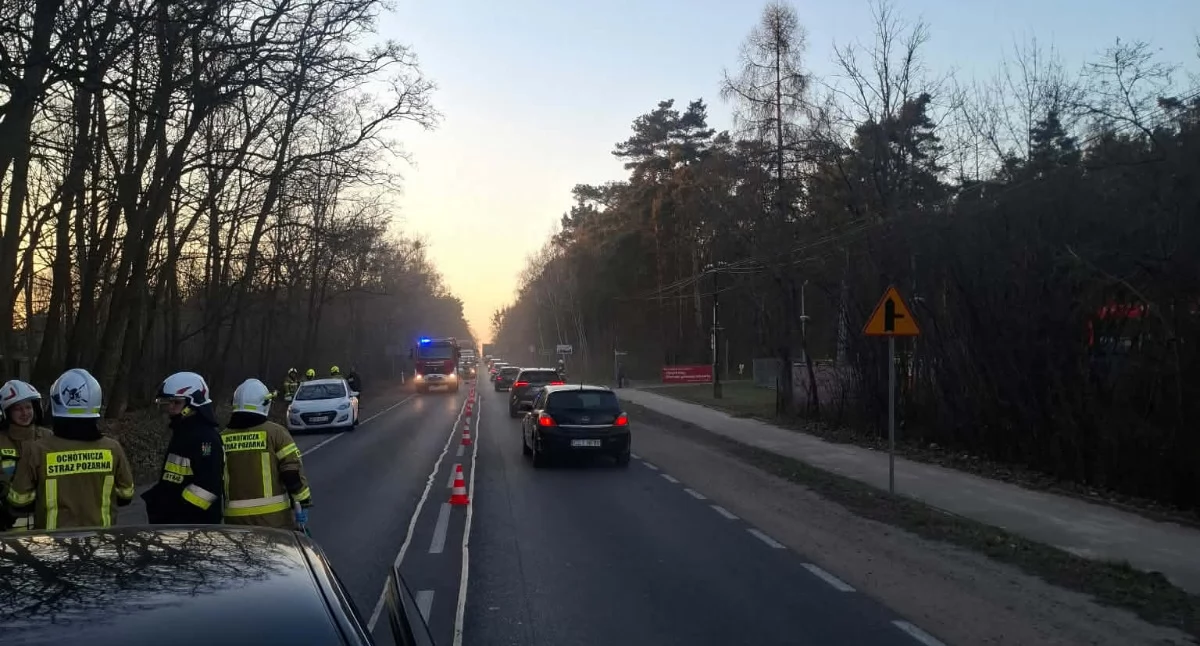 Stłuczka trzech aut w Słupnie. Audi zjechało na przeciwległy pas 