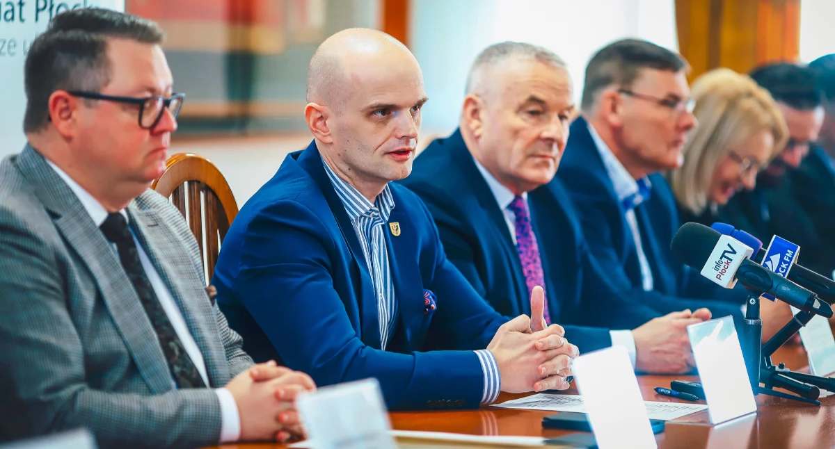 Powiat Płocki rozwija infrastrukturę. W Starostwie podpisano umowy z wykonawcami