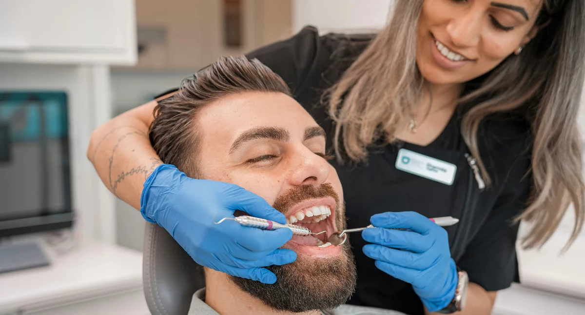 Profilaktyka to nie tylko czyste zęby. Zobacz, jak regularne wizyty u dentysty chronią Twoje zdrowie ogólne