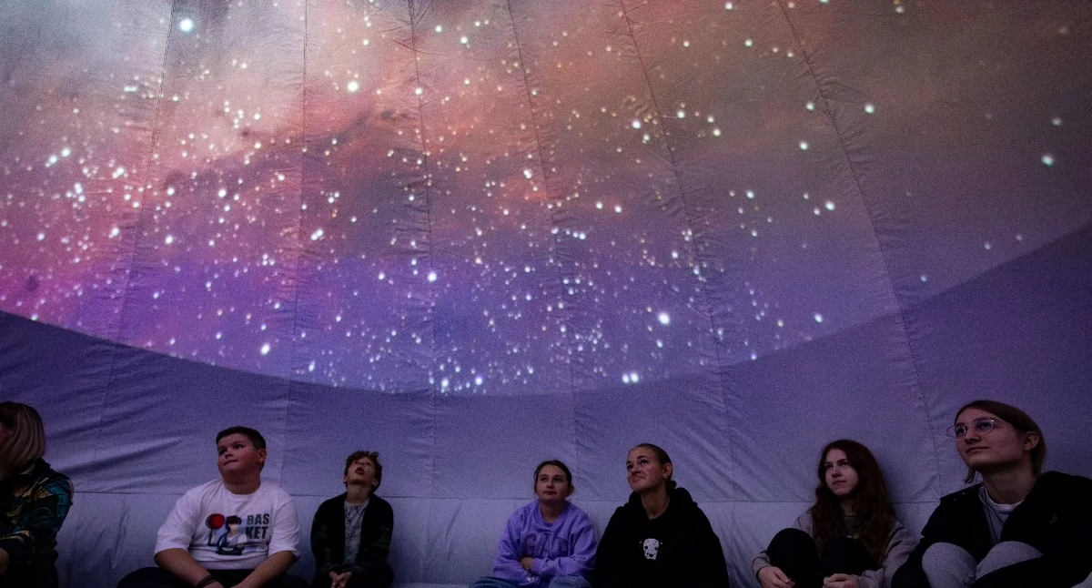 Planetobus w Nowym Duninowie. Uczniowie wezmą udział w pokazach mobilnego planetarium