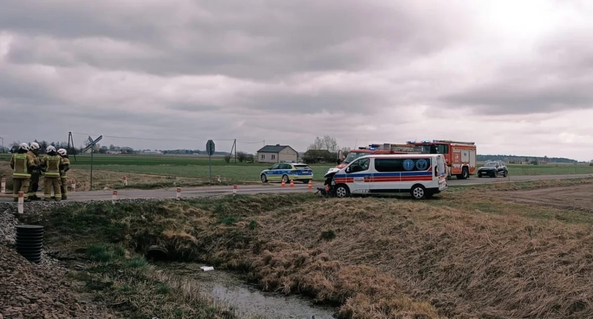 Karetka zderzyła się z pociągiem. Wstrzymany ruch między Raciążem a Sierpcem 
