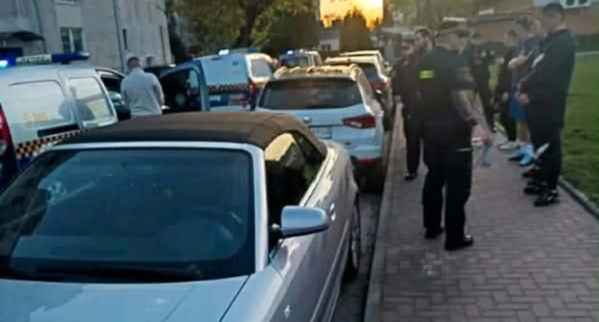 Grupa mężczyzn piła alkohol. Na skutek interwencji municypalnych miny im zrzedły