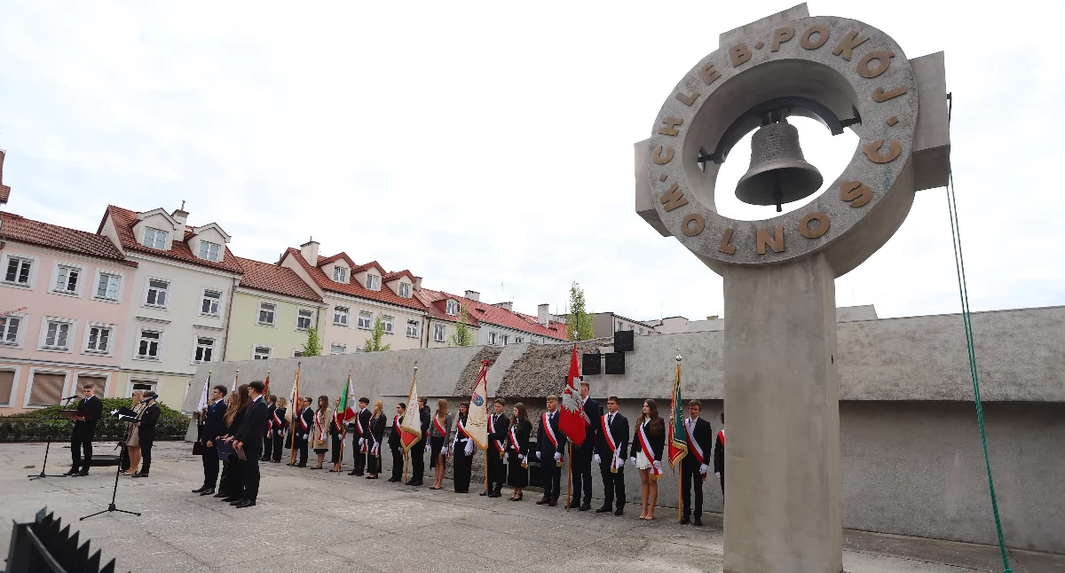 Uroczysty apel przy Dzwonie Pokoju. Płoccy maturzyści zakończyli rok szkolny