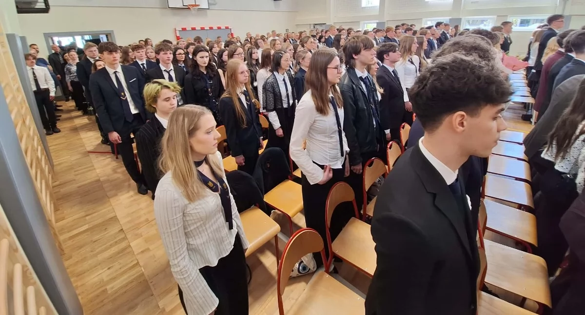 „Obwieszczam, że wszyscy ukończyli szkołę”. Rozdanie świadectw w Małachowiance [FOTO]