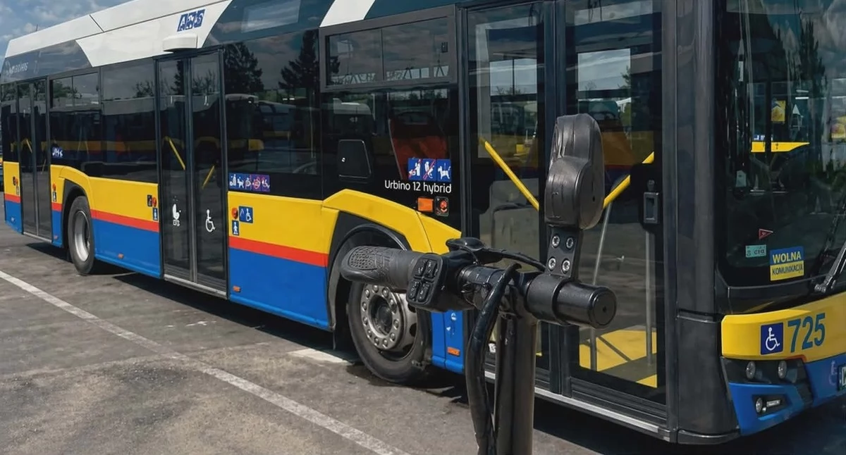 46-letni kierujący hulajnogą elektryczną uderzył w autobus 