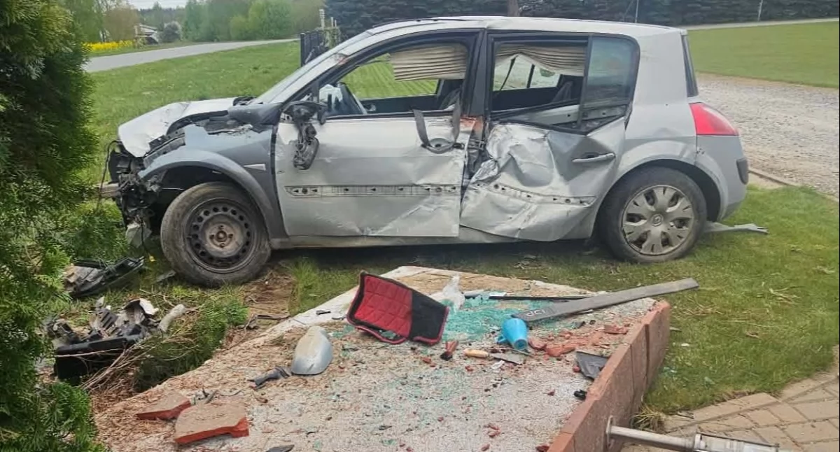 Kierujący stracił panowanie nad autem. Okazało się, że w ogóle nie powinien prowadzić
