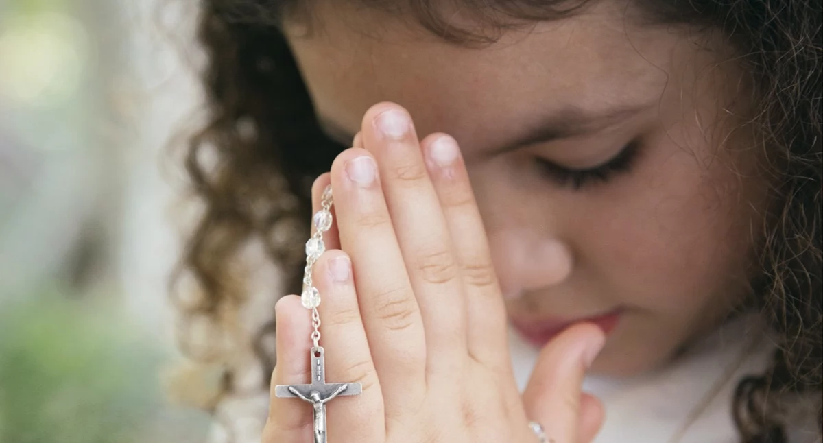 Zbliża się sezon komunijny. Jak wygląda społeczna perspektywa tej uroczystości? Sacrum w cieniu prezentów