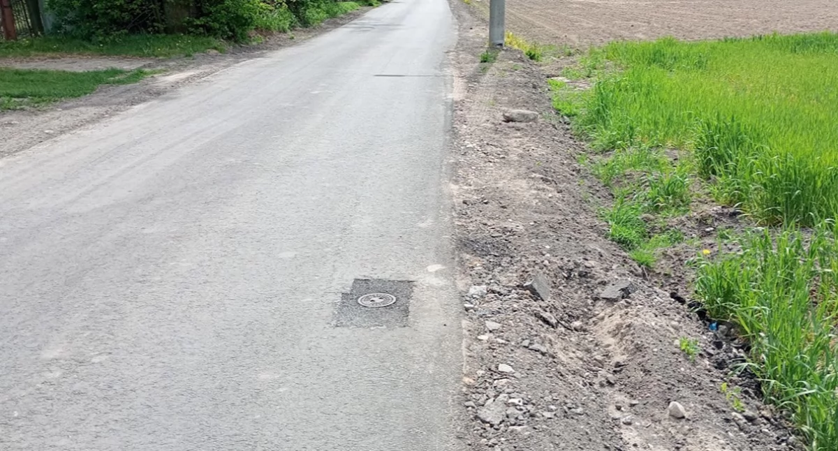 Mieszkańcy ul. Urodzajnej w Płocku mają zastrzeżenia do jakości naprawy drogi. Nie mamy nawet poboczy