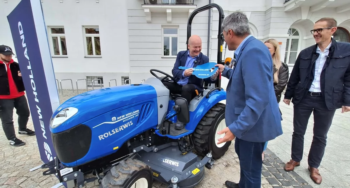 Do czego miastu posłuży mały traktor od CNH i Rolserwis? Przekazano symboliczny kluczyk 