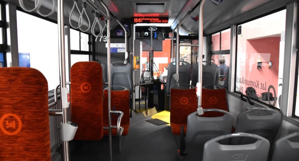 Zuchwała kradzież w autobusie. Sprawca zdążył uciec, ale zapomniał o jednym...