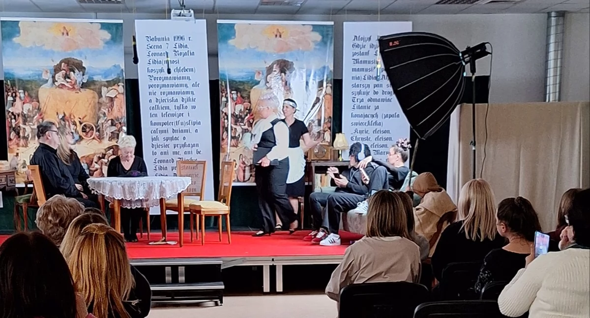 Zespół Szkół Usług i Przedsiębiorczości w Płocku ma prawdziwy teatr. Z dyrektorem Henrykiem Cicheckim rozmawia Jerzy Ogonowski