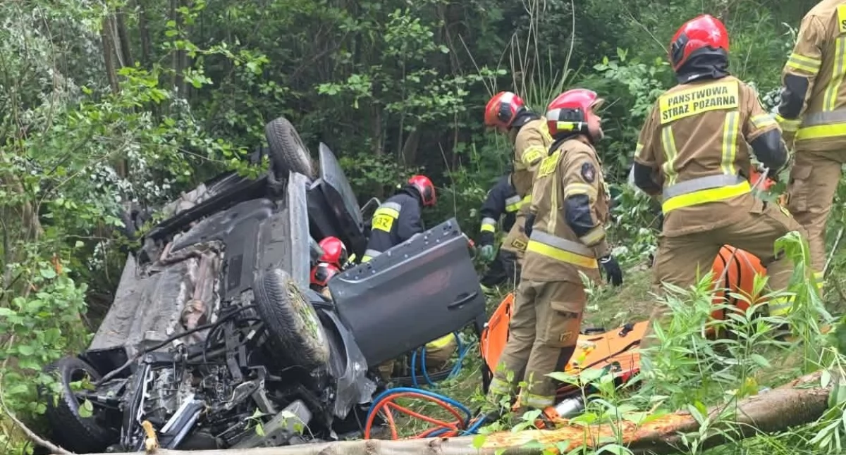 Kierujący uderzył w barierki, auto spadło z wiaduktu. Nie żyją dwie osoby