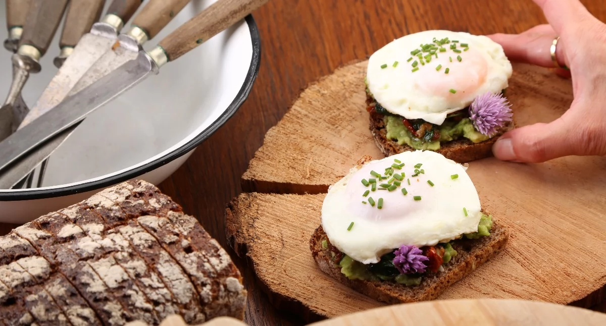 Przepisy kulinarne Izabeli Chudzyńskiej. Żytni tost z pastą awokado, szpinakiem i jajkiem