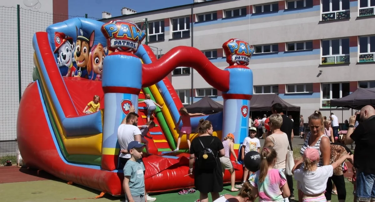 Grill, wata cukrowa, zjeżdżalnie … Piknik z wieloma atrakcjami 