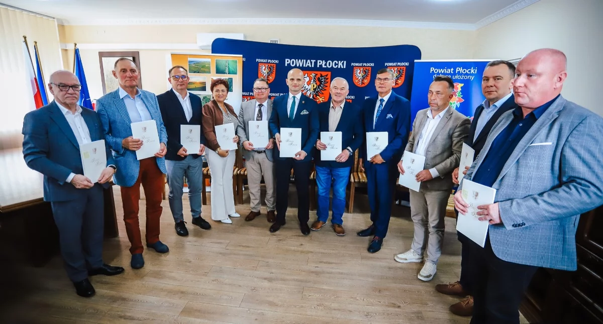 Miliony na drogi w powiecie płockim. Podpisano umowy na pięć inwestycji i projekt ścieżki rowerowej