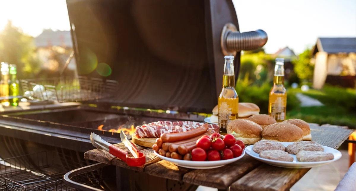 Więcej kiełbasy, wody i piwa bezalkoholowego. Jak zmienia się „zestaw grillowy” Polaków?