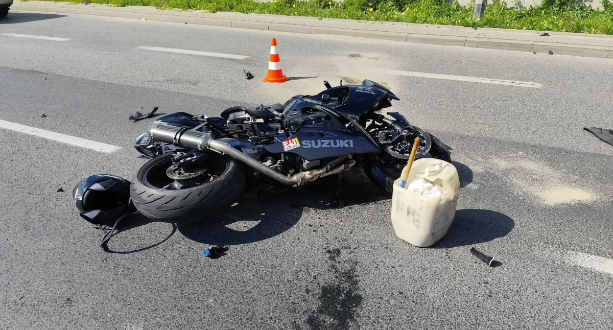Motocyklista chciał wyprzedzić innych kierujących. Skończyło się wypadkiem