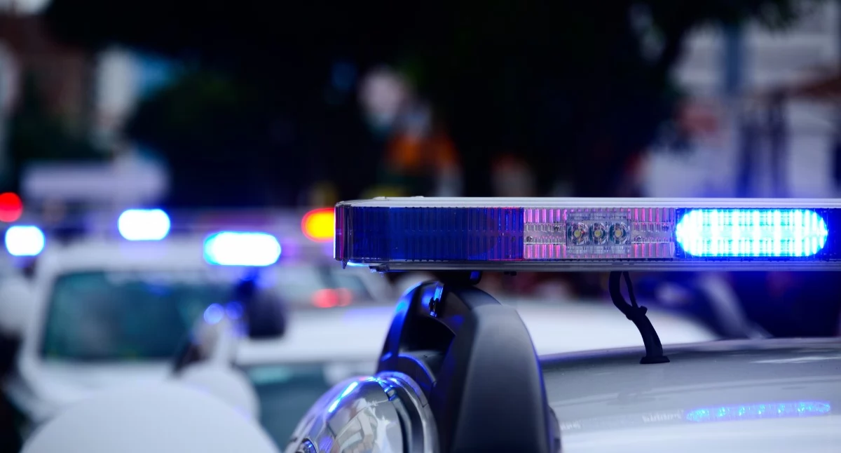 Garaż skrywał kontrabandę. Policjanci znaleźli tysiące nielegalnych papierosów