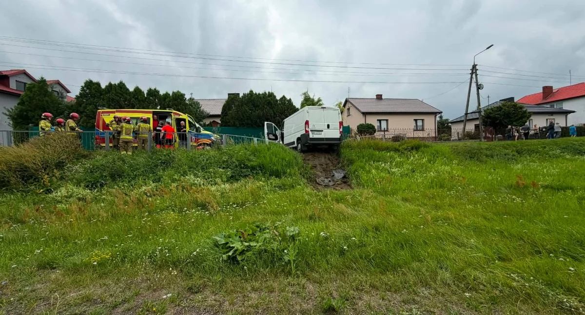 Wypadek w gminie Staroźreby. Cztery osoby, w tym dwoje dzieci, zabrane do szpitala