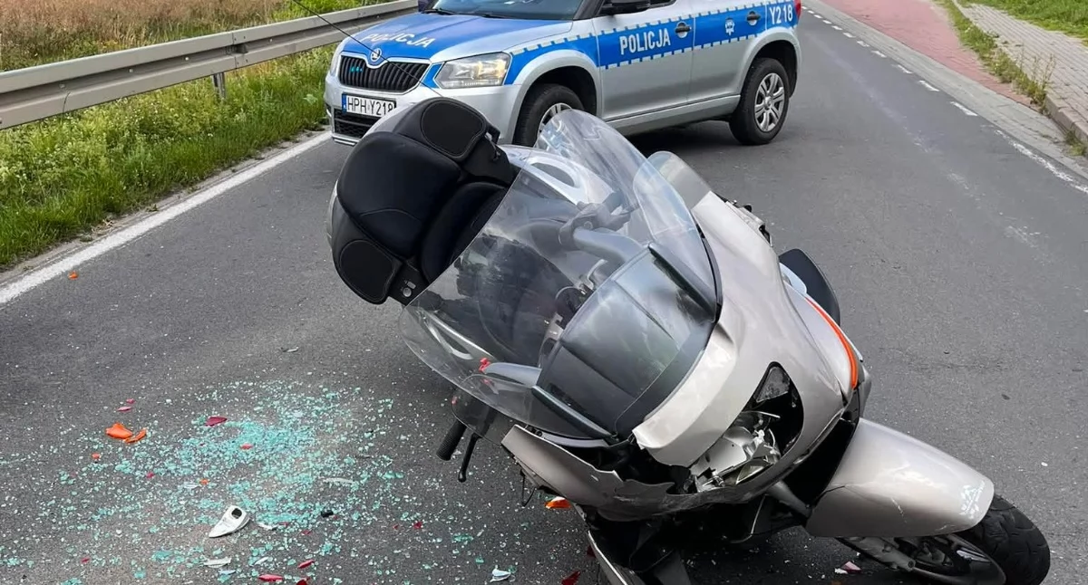 Wypadek. Motocyklista uderzył w tył samochodu osobowego