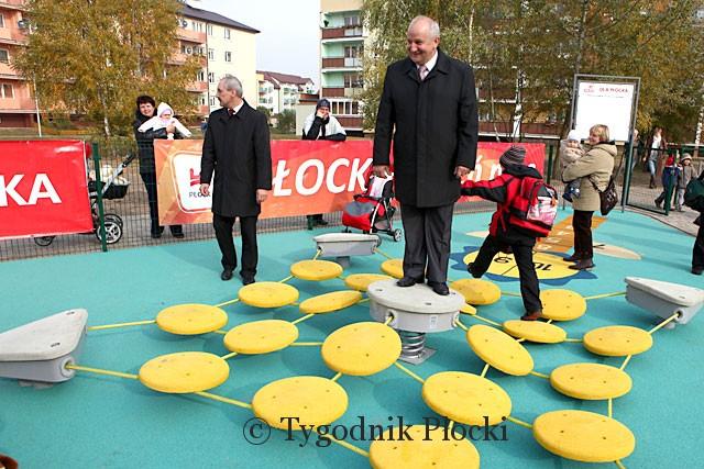 Nowy plac zabaw w lasku brzozowym - zdjęcia