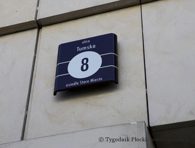 Tabliczki z numerami są montowane na budynkach