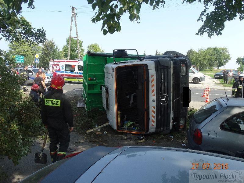Wypadek w Szczawinie Kościelnym.  Wywróciła się śmieciarka