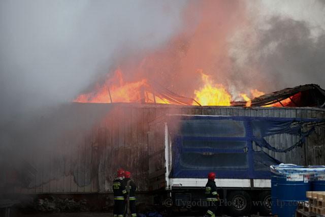Kłęby dymu nad Płockiem