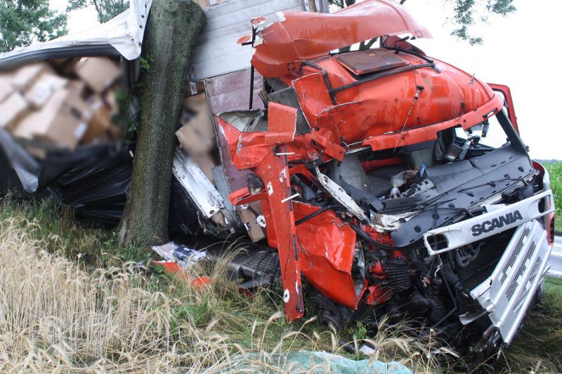 Nietrzeźwy kierowca w ciężarówce. Pojazd uderzył w drzewo