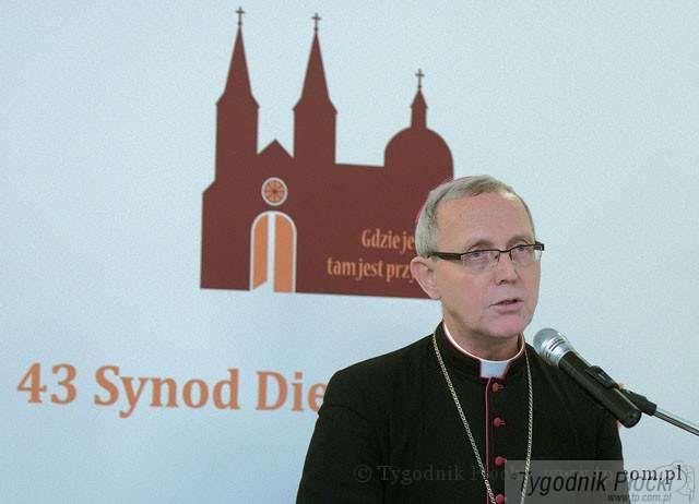 Biskup Piotr Libera spędzi pół roku w zakonie