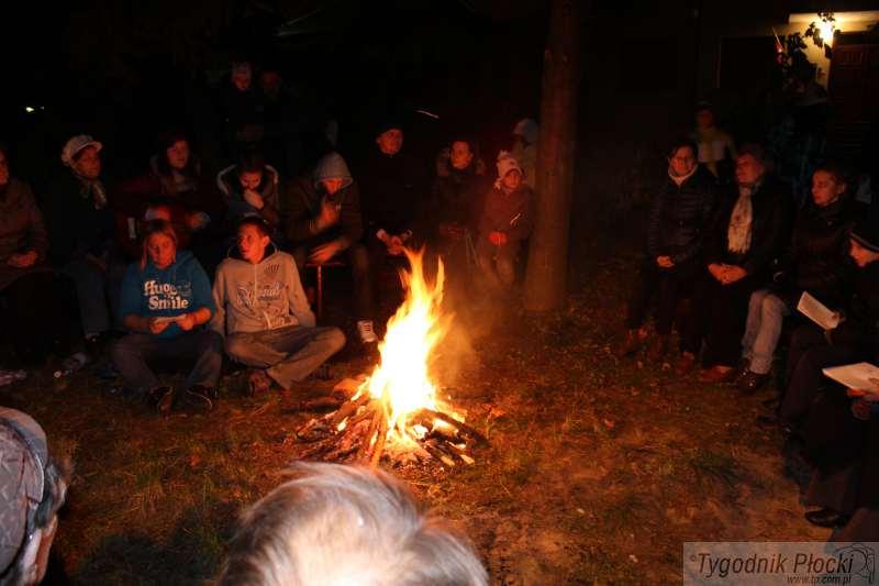 Patriotyczne akcje w Płocku – flagi na balkonach, ogniska przy parafiach